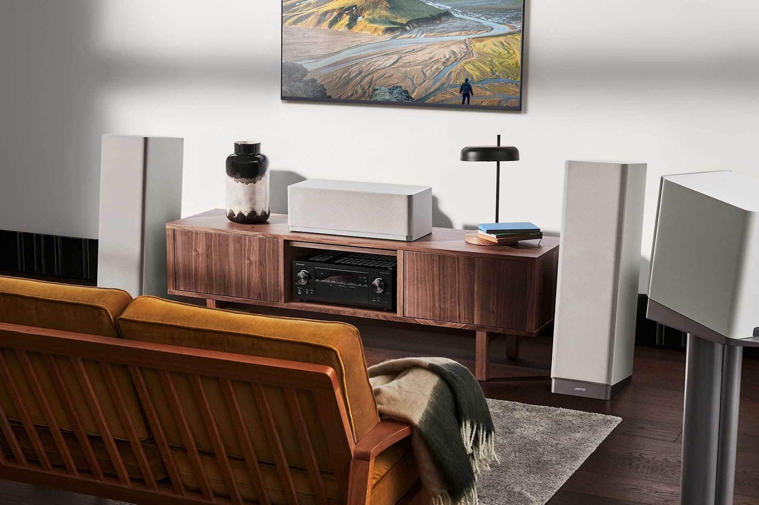 Studio7 Series In Living Room S7 27 FHCS Grey DESKTOP